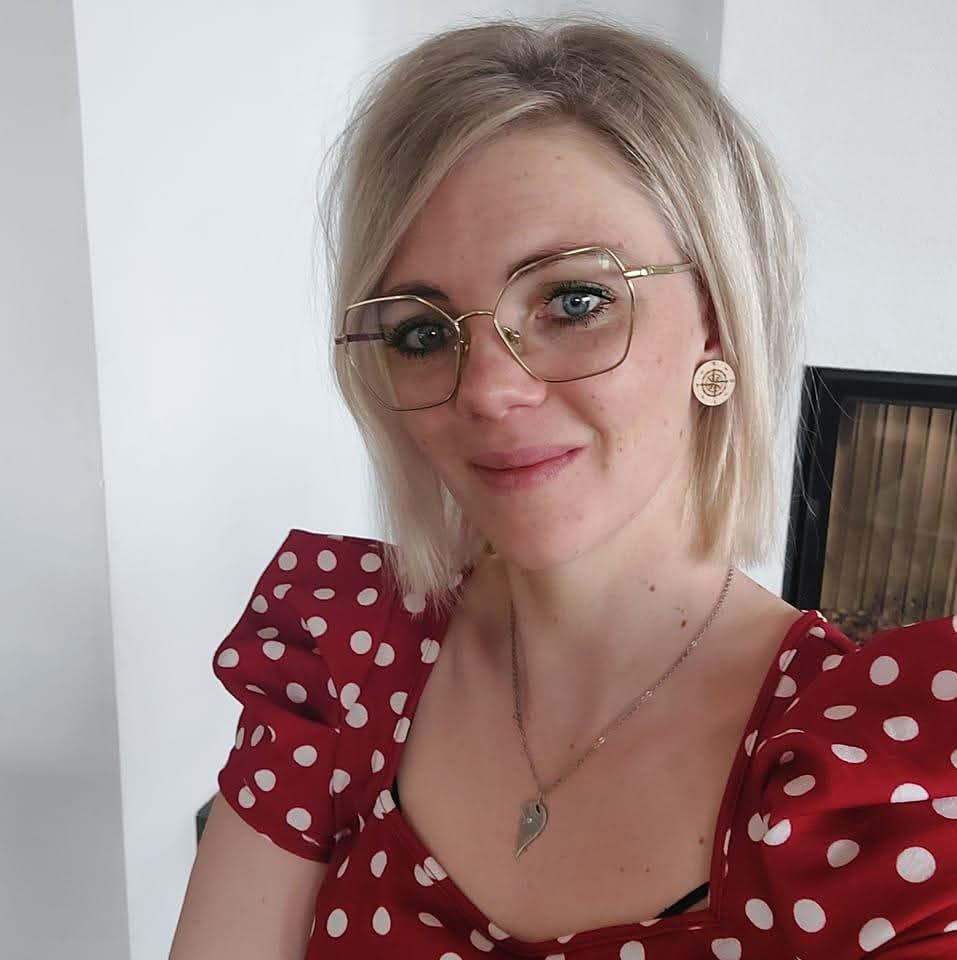 Angela portrait vor weißem Hintergrund