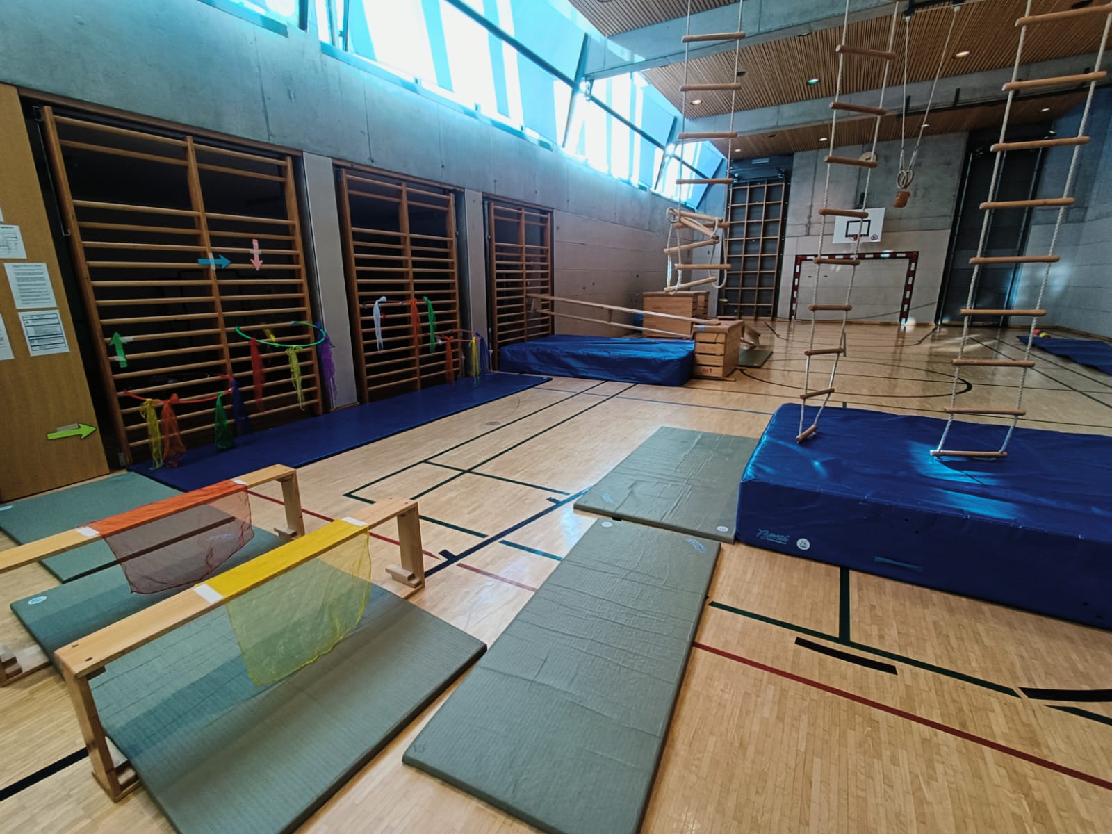 Turnsaal Bad Kleinkirchheim - Parkour mit Matten, Bänken und Turnutensilien