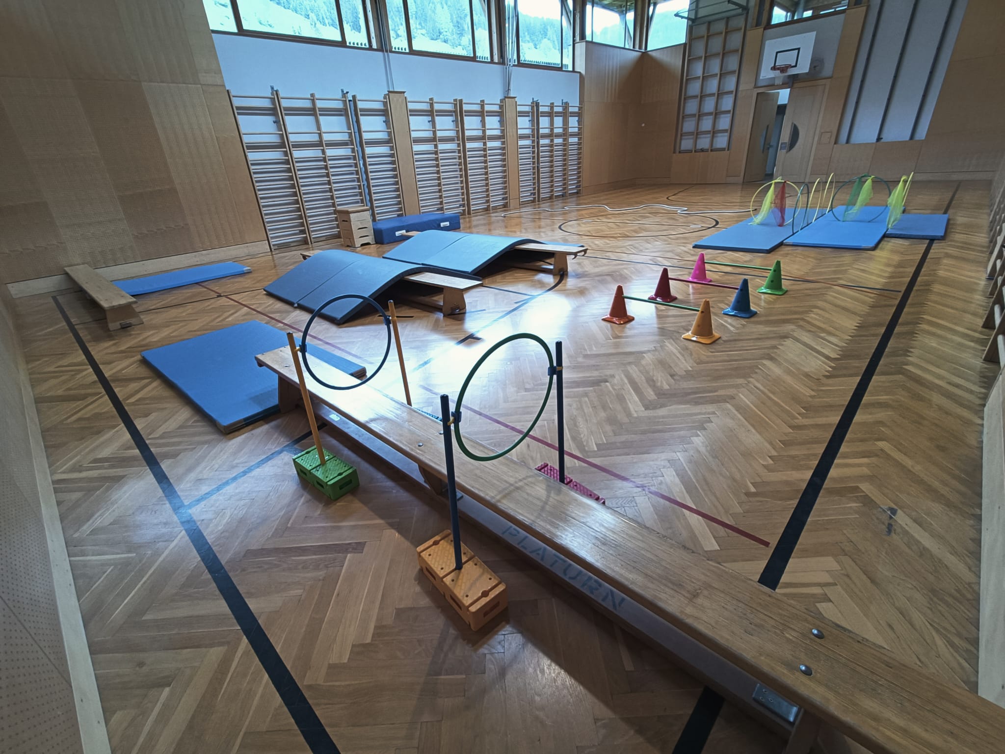Turnsaal Reichenau - Parkour mit Matten, Bänken und Turnutensilien