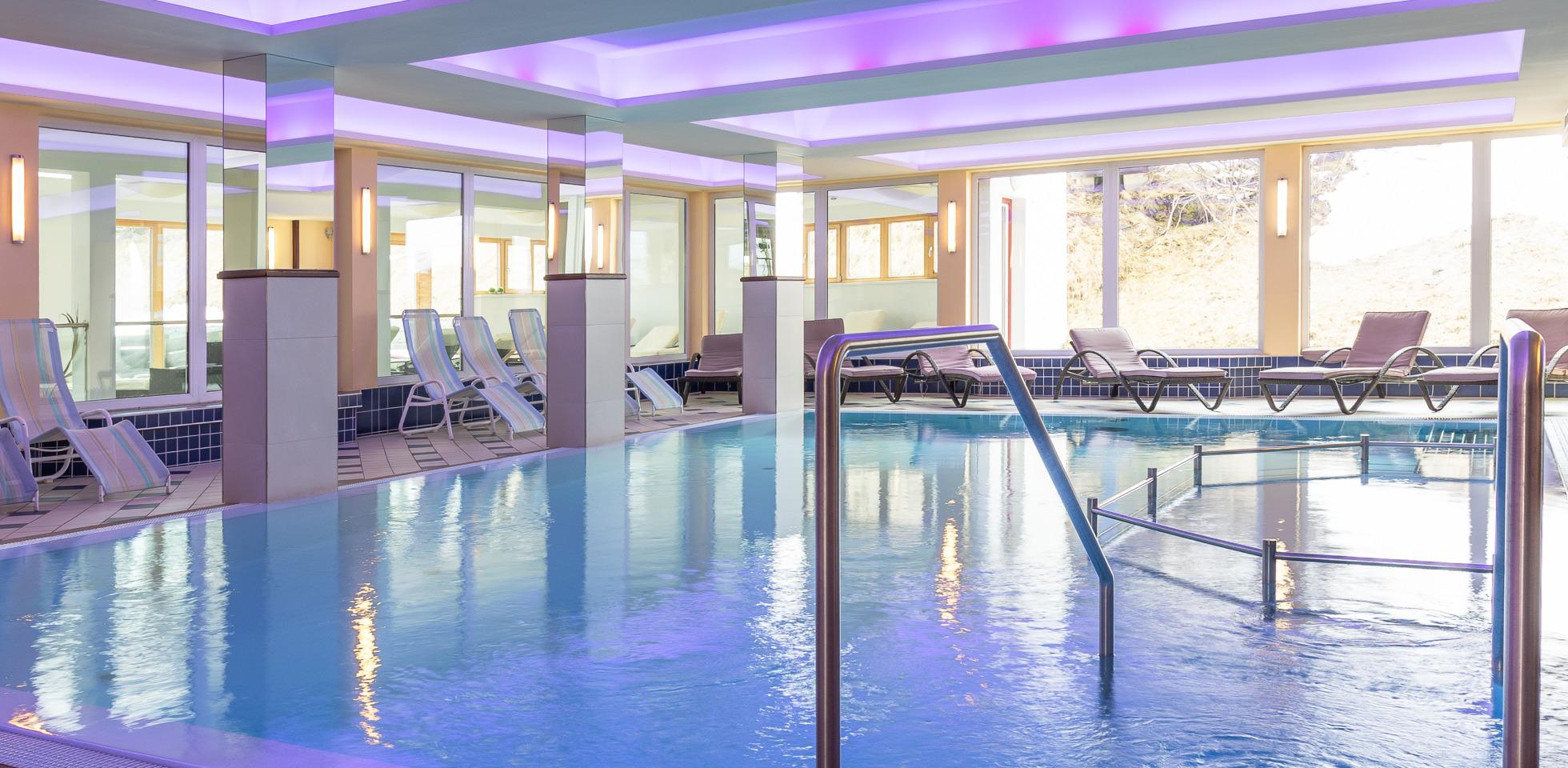 Schwimmbad im Schlosshotel Seewirt mit violetter Beleuchtung